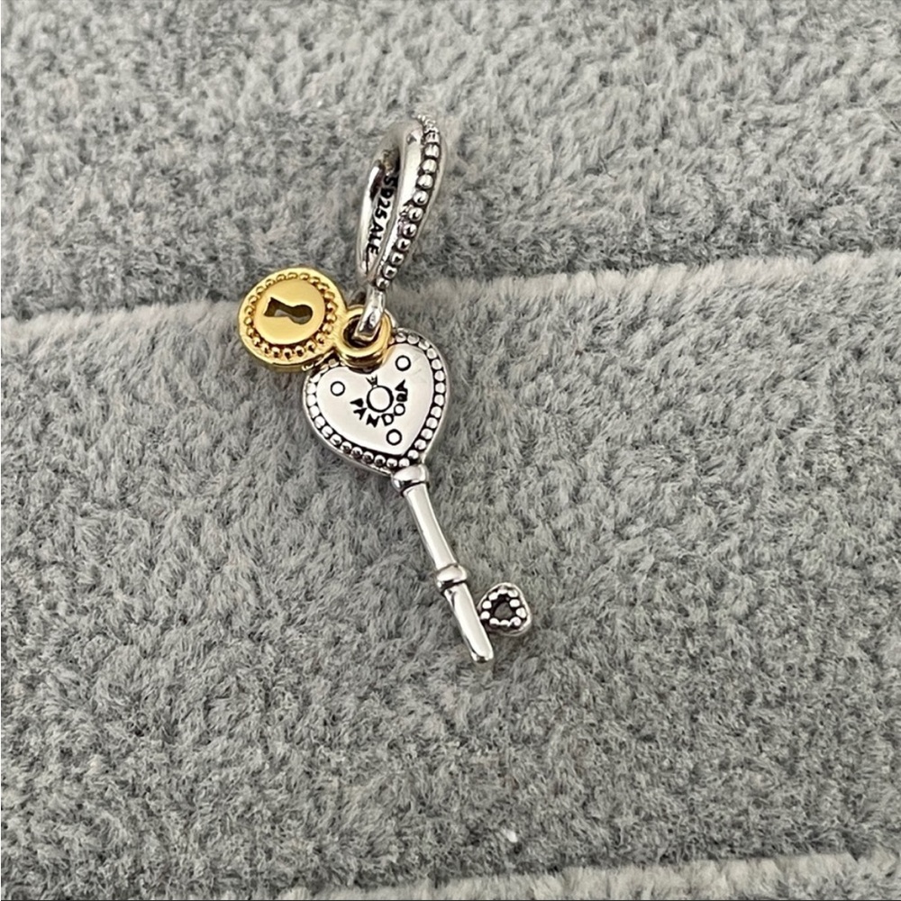 COPY - Winnie the Pooh with lock and key